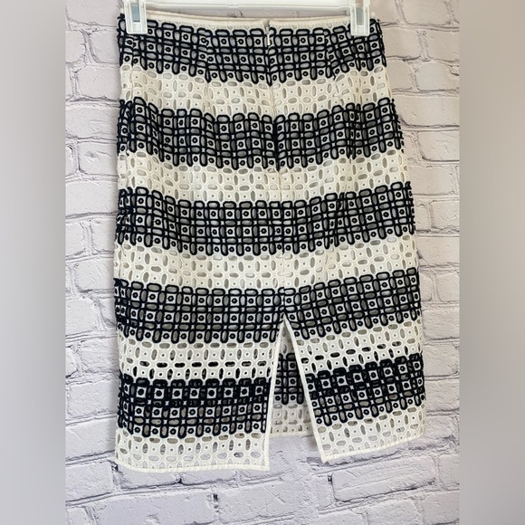 Banana Republic Black & White Crochet Boho Modern Mini Skirt size 6 - Picture 5 of 5